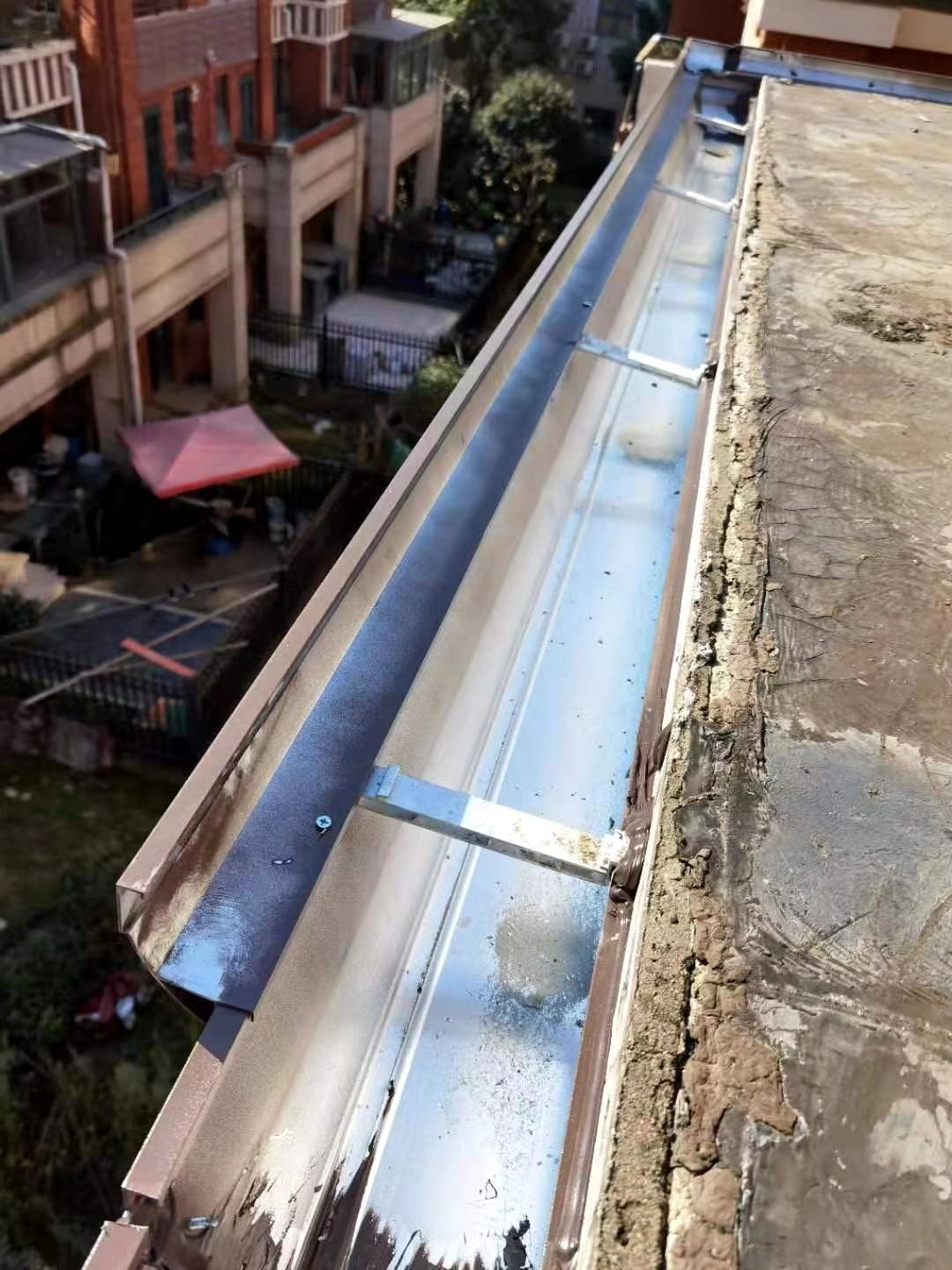 屋檐金属接水槽施工